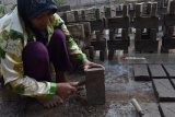 Perajin membuat batu bata di Desa Sugihwaras, Maospati, Kabupaten Magetan, Jawa Timur, Jumat (29/6). Menurut perajin, memasuki musim kemarau harga batu bata naik dari Rp400 menjadi Rp450 per biji, karena banyak orang membangun. Antara Jatim/Foto/Siswowidodo/zk/18
