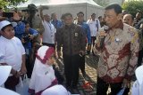 Menkopolhukam Wiranto (kanan) berbincang dengan siswa SD saat menghadiri peringatan Hari Anti Narkotika Internasional (HANI) 2018 di Balai Besar Rehabilitasi BNN, Lido, Kabupaten Bogor, Jawa Barat, Kamis (12/7). Peringatan HANI 2018 digelar dengan mengambil tema Menyatukan Dan Menggerakkan Seluruh Kekuatan Bangsa Dalam Perang Melawan Narkoba, Untuk Mewujudkan Masyarakat Indonesia yang Sehat Tanpa Narkoba. ANTARA JABAR/Arif Firmansyah/agr/18