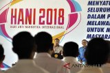 Menkopolhukam Wiranto (kiri) bersama Kepala BNN Komjen Pol Heru Winarko (kanan) berdialog dengan sejumlah mantan pecandu narkoba saat menghadiri peringatan Hari Anti Narkotika Internasional (HANI) 2018 di Balai Besar Rehabilitasi BNN, Lido, Kabupaten Bogor, Jawa Barat, Kamis (12/7). Peringatan HANI 2018 digelar dengan mengambil tema Menyatukan Dan Menggerakkan Seluruh Kekuatan Bangsa Dalam Perang Melawan Narkoba, Untuk Mewujudkan Masyarakat Indonesia yang Sehat Tanpa Narkoba. ANTARA JABAR/Arif Firmansyah/agr/18