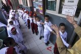 Sejumlah siswa-siswi beraktifitas pada hari pertama masuk sekolah di Sekolah Dasar Negeri (SDN) 08 Ciomas,  Bogor, Jawa Barat, Senin (16/7). Hari pertama masuk sekolah tahun ajaran 2018-2019 di mulai secara serentak di Indonesia pada hari ini. ANTARA JABAR/Yulius Satria Wijaya/agr/18.
