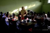 Sejumlah siswa-siswi beraktifitas pada hari pertama masuk sekolah di Sekolah Dasar Negeri (SDN) 08 Ciomas,  Bogor, Jawa Barat, Senin (16/7). Hari pertama masuk sekolah tahun ajaran 2018-2019 di mulai secara serentak di Indonesia pada hari ini. ANTARA JABAR/Yulius Satria Wijaya/agr/18.

