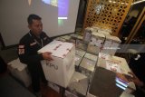 Petugas KPU menata kotak surat suara saat Rapat Pleno terbuka rekapitulasi dan penetapan hasil penghitungan suara Pilgub Jatim di Surabaya, Jawa Timur, Sabtu (7/7). Dalam Rapat Pleno dan rekapitulasi tersebut KPU Daerah Jawa Timur menetapkan hasil penghitungan suara pada pemilihan Gubernur Jawa Timur dengan perolehan suara yakni 53,55 persen atau 10.465.218 suara untuk pasangan Khofifah Indar Parawansa-Emil Elestianto Dardak dan 46,45 persen atau 9.076.014 suara bagi pasangan Saifullah Yusuf-Puti Guntur Soekarno. Antara Jatim/Moch Asim/zk/18