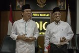 Ketua Umum DPW PKS Jawa Barat Nur Supriyanto (kiri), didampingi Sekum DPW PKS Jawa Barat Abdul Hadi Wijaya (kanan) memaparkan hasil Pilgub Jawa Barat 2018 versi internal di kantor DPW PKS Jabar, Bandung, Jawa Barat, Rabu (4/7). PKS Jawa Barat menyatakan masih akan menunggu hasil rekapitulasi KPU Jawa Barat terkait hasil Pilgub Jawa Barat 2018 meskipun hasil real count internal PKS Jawa Barat pasangan Ridwan Kamil-Uu Ruzhanul Ulum berada pada posisi teratas mengungguli pasangan yang diusung PKS yakni Sudrajat-Ahmad Syaikhu sekitar empat persen suara keseluruhan. ANTARA JABAR/Novrian Arbi/agr/18