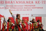 Sejumlah penari cilik menampilkan tari Remo saat Peringatan HUT ke-72 Bhayangkara di Balai Kota Surabaya, Jawa Timur, Rabu (11/7). HUT ke-72 Bhayangkara di Surabaya diperingati dengan pelaksanaan upacara dan pagelaran opera kolosal bertema Pengabdian Sang Bhayangkara. Antara Jatim/Didik Suhartono/mas/18.