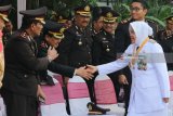 Wali Kota Surabaya Tri Rismaharini (kedua kanan) menjabat tangan sejumlah polisi saat Peringatan HUT ke-72 Bhayangkara di Balai Kota Surabaya, Jawa Timur, Rabu (11/7). HUT ke-72 Bhayangkara di Surabaya diperingati dengan pelaksanaan upacara dan pagelaran opera kolosal bertema Pengabdian Sang Bhayangkara. Antara Jatim/Didik Suhartono/mas/18.