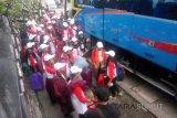 Peserta Siswa Mengenal Nusantara (SMN) asal sumut bersiap naik bus menuju pelabuhan belawan. 33 siswa tersebut akan berangkat ke Manokwari.