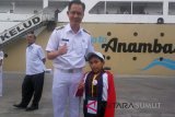 Anak berkebutuhan khusus berpoto bersama kapten kapal. Kedua siswa tersebut merupakan bagian dari 33 siswa asal sumut yang ikut SMN ke Manokwari Papua