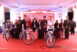 Polres Tanah Laut Menyerahkan Hadiah Kepada Pemenang Lomba Dalam Rangkaian HUT ke-72 Bhayangkara Tahun 2018, Rabu (11/7).Foto:Antaranews Kalsel/Arianto.