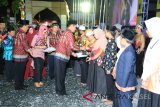 Wakil Bupati Tanah Laut H Sukamta Menyerahkan Hadiah Kepada Para Juara MTQ ke-41 Tingkat Kabupaten Tanah Laut Tahun 2018, fi Kecamatan Kurau, Minggu (15/7).Foto:Antaranews Kalsel/Arianto.