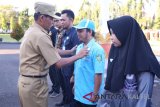 Wakil Bupati Tanah Laut H Sukanta Memasangkan PIN Anti Narkoba Kepada Perwakilan Generasi Muda Tanah Laut Pada Rangkaian HANI 2018, di halaman Kantor Bupati Tanah Laut, Senin (16/7).Foto:Antaranews Kalsel/Arianto.