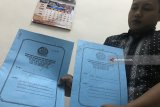 Petugas Imigrasi menunjukkan berkas permohonan paspor yang ditolak dan di tangguhkan di Kantor Imigrasi Kelas II Blitar, Jawa Timur, Jumat (27/7). Imigrasi blitar menolak dan menangguhkan sebanyak 104 permohonan paspor baru yang dinilai mencurigakan sejak Januari 2018 hingga saat ini. Antara Jatim/Irfan Anshori/mas/18.