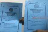 Petugas Imigrasi menunjukkan berkas permohonan paspor yang ditolak dan di tangguhkan di Kantor Imigrasi Kelas II Blitar, Jawa Timur, Jumat (27/7). Imigrasi blitar menolak dan menangguhkan sebanyak 104 permohonan paspor baru yang dinilai mencurigakan sejak Januari 2018 hingga saat ini. Antara Jatim/Irfan Anshori/mas/18.