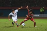 Pesepak bola Indonesia U-19 Hanis Saghara Putra (kanan) berebut bola dengan pesepak bola Vietnam U-19 Dang Van Toi (kiri) dalam laga penyisihan grup A Piala AFF U19 di Gelora Delta Sidoarjo, Sidoarjo, Jawa Timur, Sabtu (7/7). Indonesia unggul atas Vietnam dengan skor 1-0 dan memastikan Indonesia lolos kebabak semi final. Antara Jatim/Zabur Karuru/18