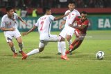 Pesepak bola Indonesia U-19 Todd Rivaldo Alberth Ferre (kanan) berusaha melewati sejumlah pesepak bola Vietnam U-19 dalam laga penyisihan grup A Piala AFF U19 di Gelora Delta Sidoarjo, Sidoarjo, Jawa Timur, Sabtu (7/7). Indonesia unggul atas Vietnam dengan skor 1-0 dan memastikan Indonesia lolos kebabak semi final. Antara Jatim/Zabur Karuru/18