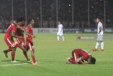Pesepak bola Indonesia U-19 melakukan selebrasi ketika berhasil mencetak gol ke gawang Vietnam U-19 dalam laga penyisihan grup A Piala AFF U-19 di Gelora Delta Sidoarjo, Sidoarjo, Jawa Timur, Sabtu (7/7). Indonesia unggul atas Vietnam dengan skor 1-0 dan memastikan Indonesia lolos kebabak semi final. Antara Jatim/Zabur Karuru/18