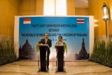 Menteri Luar Negeri (Menlu) RI Retno Marsudi (kanan) bersama Menlu Thailand Don Pramudwinai (kiri) memberikan pemaparan kepada wartawan saat acara pertemuan bilateral di Yogyakarta, Jumat (6/7/2018). Pertemuan itu menjadi rangkaian acara The 9th Joint Commission Meeting (JCM) Indonesia-Thailand serta membahas peningkatan kerja sama ekonomi antara kedua negara. (ANTARA FOTO/Andreas Fitri Atmoko)