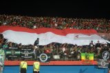 Suporter Indonesia membetangkan bendera Merah Putih saat memberi dukungan kepada Indonesia U-19 ketika melawan Thailand U-19  dalam laga penyisihan grup A Piala AFF U19 di Gelora Delta Sidoarjo, Sidoarjo, Jawa Timur, Senin (9/7). Indonesia kalah atas Thailand dengan skor 1-2. Antara Jatim/Umarul Faruq/zk/18