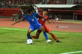 Pesepak bola Indonesia U-19  Aji Kusuma (Kanan) berebut bola dengan pesepak bola Thailand U-19 Kritsana Daokrajai (kiri) dalam laga penyisihan grup A Piala AFF U19 di Gelora Delta Sidoarjo, Sidoarjo, Jawa Timur, Senin (9/7). Indonesia kalah atas Thailand dengan skor 1-2. Antara Jatim/Umarul Faruq/zk/18