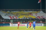 Suporter Indonesia membetangkan kain bergambar Garuda saat memberi dukungan kepada Indonesia U-19 ketika melawan Thailand U-19  dalam laga penyisihan grup A Piala AFF U19 di Gelora Delta Sidoarjo, Sidoarjo, Jawa Timur, Senin (9/7). Indonesia kalah atas Thailand dengan skor 1-2. Antara Jatim/Umarul Faruq/zk/18