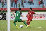 Pesepakbola Indonesia U-19 Witan Sulaeman (kanan) berusaha menendang bola dengan dihadang penjaga gawang Thailand U-19 Nopphon Lakhonphon (kiri) dalam pertandingan perebutan juara ketiga Piala AFF U-19 di Stadion Gelora Delta Sidoarjo, Jawa Timur, Sabtu (14/7). Indonesia U-19 berhasil menang atas Thailand U-19 dengan skor 2-1 dan berhak menjadi juara ketiga. Antara jatim/M Risyal Hidayat/zk/18