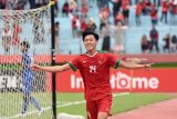 Pesepakbola Indonesia U-19 Feby Eka Putra melakukan selebrasi usai mencetak gol kegawang Thailand U-19 dalam pertandingan perebutan juara ketiga Piala AFF U-19 di Stadion Gelora Delta Sidoarjo, Jawa Timur, Sabtu (14/7). Indonesia U-19 berhasil menang atas Thailand U-19 dengan skor 2-1 dan berhak menjadi juara ketiga. Antara Jatim/M Risyal Hidayat/zk/18