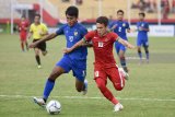 Pesepakbola Indonesia U-19 Egy Maulana Vikri (kanan) berebt bola dengan pesepak bola Thailand U-19 Kritsana Daokrajai (kiri) dalam pertandingan perebutan juara ketiga Piala AFF U-19 di Stadion Gelora Delta Sidoarjo, Jawa Timur, Sabtu (14/7). Indonesia U-19 berhasil menang atas Thailand U-19 dengan skor 2-1 dan berhak menjadi juara ketiga. Antara jatim/M Risyal Hidayat/zk/18