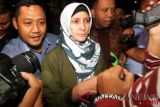 Artis Inneke Koesherawati dikerumuni wartawan seusai menjalani pemeriksaan di Gedung KPK, Jakarta, Sabtu (21/7/2018). Inneke diperiksa sebagai saksi terkait kasus suap atas pemberian fasilitas dan perizinan di Lapas Sukamiskin, Bandung, Jawa Barat dengan tersangka Fahmi Darmawansyah. (ANTARA FOTO/Rivan Awal Lingga)