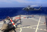 Helycopter Sea Hawk bersiap mendarat di geladak KRI Makssar-590 di perairan Kona, Big Island, Hawaii, Amerika Serikat, Jumat (13/7).  Kedatangan CTF 176 Commander beserta rombongan tersebut, sebagai Inspeksi kesiapan latihan seluruh peserta Rim Of The Pacific (RIMPAC) 2018. Antara Jatim/Budi Candra Setya/zk/18.