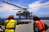 Helycopter Sea Hawk bersiap mendarat di geladak KRI Makssar-590 di perairan Kona, Big Island, Hawaii, Amerika Serikat, Jumat (13/7).  Kedatangan CTF 176 Commander beserta rombongan tersebut, sebagai Inspeksi kesiapan latihan seluruh peserta Rim Of The Pacific (RIMPAC) 2018. Antara Jatim/Budi Candra Setya/zk/18.