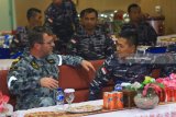 Dansatgas Laksamana Pertama TNI Agus Hariadi (kanan) berbincang dengan CMDRE Ivan Ingham (CTF-176) (kiri) di KRI Makssar-590 di perairan Kona, Big Island, Hawaii, Amerika Serikat, Jumat (13/7). Kedatangan CTF 176 Commander beserta rombongan tersebut, sebagai Inspeksi kesiapan latihan seluruh peserta Rim Of The Pacific (RIMPAC) 2018. Antara Jatim/Budi Candra Setya/zk/18.