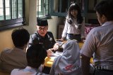 Penjabat Gubernur Jawa Barat M Iriawan berbincang dengan sejumlah siswa saat kunjungan kerja di SMAN 5 Bandung, Jawa Barat, Selasa (3/7). Kunjungan kerja tersebut dalam rangka meninjau pelaksanaan Penerimaan Peserta Didik Baru (PPDB) tahun 2018. ANTARA JABAR/M Agung Rajasa/agr/18.
