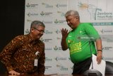 Direktur Utama Petrokimia Gresik S. Nugroho Christijanto (kiri) berbincang dengan Kepala Pusat Pendidikan Pertanian Badan Penyuluhan dan Pengembangan SDM Pertanian (BPPSDMP) Kementan Gunawan Yulianto (kiri) seusai memberikan penjelasan terkait kegiatan JamborePetani Muda II di Gresik, Jawa Timur, Kamis (19/7). Jambore yang dihadiri puluhan pelajar dan guru pendamping dari SMK Pertanian di berbagai daerah di Indonesia tersebut diharapkan dapat menjadi penerus dan penggerak pertanian Indonesia di masa akan datang. Antara Jatim/Zabur Karuru/18