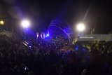 Grup musik Jungle by Night asal Belanda  tampil pada pegelaran Jazz Gunung 2018 di Kawasan Gunung Bromo, Probolinggo, Jawa Timur, Jumat (27/7). Jazz Gunung Bromo yang ke sepuluh tersebut menampilkan sejumlah pemusik jazz tanah air dan macanegara diantaranyaTropical Transit, Tohpati Bertiga, Andre Hehanusa, Insula dari Perancis, Jungle by Night asal Belanda dan beberpa pemusik jazz lainnya yang berlangsung hingga 29 Juli 2018. Antara Jatim/Zabur Karuru/18