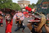 Penari melakukan gladi bersih menjelang diadakannya tari seribu Barong di area Simpang Lima Gumul, Kediri, Jawa Timur, Jumat (13/7). Tari kolosal yang melibatkan sedikitnya seribu orang penari tersebut menjadi acara puncak Pekan Budaya dan Pariwisata Kediri yang rencananya akan dipentaskan pada tanggal 14 Juli mendatang. Antara Jatim/Prasetia Fauzani/zk/18