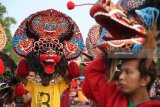 Penari melakukan gladi bersih menjelang diadakannya tari seribu Barong di area Simpang Lima Gumul, Kediri, Jawa Timur, Jumat (13/7). Tari kolosal yang melibatkan sedikitnya seribu orang penari tersebut menjadi acara puncak Pekan Budaya dan Pariwisata Kediri yang rencananya akan dipentaskan pada tanggal 14 Juli mendatang. Antara Jatim/Prasetia Fauzani/zk/18