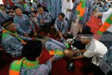 Seorang jamaah calon haji lanjut usia (lansia) pingsan saat upacara pelepasan di Kota Kediri, Jawa Timur, Senin (30/7). Kementerian Kesehatan menyiapkan 70 ton obat-obatan pada musim haji 2018 dan memberikan perhatian khusus kepada jamaah calon haji berisiko tinggi di antaranya para lansia. Antara Jatim/Prasetia Fauzani/18