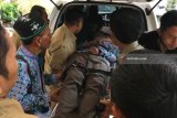 Petugas kesehatan membawa jemaah calon haji lanjut usia (lansia) yang sakit ke dalam ambulan saat upacara pelepasan di Kota Kediri, Jawa Timur, Senin (30/7). Kementerian Kesehatan menyiapkan 70 ton obat-obatan pada musim haji 2018 dan memberikan perhatian khusus kepada jemaah calon haji berisiko tinggi di antaranya para lansia. Antara Jatim/Prasetia Fauzani/18