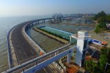 Foto aerial Jembatan Suroboyo yang terbentang di depan Taman Hiburan Pantai (THP) Kenjeran, Surabaya, Jawa Timur, Sabtu (7/7). Jembatan yang memiliki panjang sekitar 800 meter dan diresmikan pada 9 Juli 2016 lalu itu diharapkan dapat mengangkat potensi pariwisata kawasan pesisir dan mampu mengubah perekonomian nelayan di kawasan tersebut menjadi lebih baik. Antara Jatim/Didik Suhartono/zk/18