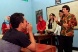 Ketua Komisi Perlindungan Anak Indonesia (KPAI) Seto Mulyadi atau yang akrab disapa Kak Seto (kanan) menyapa siswa Sekolah Istimewa saat berkunjung di Lembaga Pembinaan Khusus Anak (LPKA) Kelas I Blitar, Jawa Timur, Rabu (11/7/2018). Selain memberikan motivasi kepada sejumlah anak binaan, Kak Seto juga meninjau sejumlah fasilitas di LPKA tersebut guna memastikan fasilitas dan pembinaan yang ramah anak. (ANTARA FOTO/Irfan Anshori) 