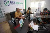 Kepala BPJS Kesehatan Cabang Kediri dr. Gatot Subroto melayani peserta JKN-KIS saat kegiatan Eksekutif Frontliner di Kantor BPJS Kesehatan Kabupaten Blitar, Jawa Timur, Selasa (3/7). Kegiatan eksekutif frontliner tersebut merupakan salah satu wujud komitmen dalam menjaga dan mengoptimalkan mutu pelayanan kepada peserta JKN-KIS jelang peringatan HUT BPJS Kesehatan. Antara Jatim/Irfan Anshori/zk/18