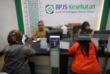 Kepala BPJS Kesehatan Cabang Kediri dr. Gatot Subroto melayani peserta JKN-KIS saat kegiatan Eksekutif Frontliner di Kantor BPJS Kesehatan Kabupaten Blitar, Jawa Timur, Selasa (3/7). Kegiatan eksekutif frontliner tersebut merupakan salah satu wujud komitmen dalam menjaga dan mengoptimalkan mutu pelayanan kepada peserta JKN-KIS jelang peringatan HUT BPJS Kesehatan. Antara Jatim/Irfan Anshori/zk/18