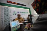 Kepala BPJS Kesehatan Cabang Kediri dr. Gatot Subroto melayani peserta JKN-KIS saat kegiatan Eksekutif Frontliner di Kantor BPJS Kesehatan Kabupaten Blitar, Jawa Timur, Selasa (3/7). Kegiatan eksekutif frontliner tersebut merupakan salah satu wujud komitmen dalam menjaga dan mengoptimalkan mutu pelayanan kepada peserta JKN-KIS jelang peringatan HUT BPJS Kesehatan. Antara Jatim/Irfan Anshori/zk/18