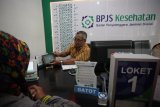 Kepala BPJS Kesehatan Cabang Kediri dr. Gatot Subroto melayani peserta JKN-KIS saat kegiatan Eksekutif Frontliner di Kantor BPJS Kesehatan Kabupaten Blitar, Jawa Timur, Selasa (3/7). Kegiatan eksekutif frontliner tersebut merupakan salah satu wujud komitmen dalam menjaga dan mengoptimalkan mutu pelayanan kepada peserta JKN-KIS jelang peringatan HUT BPJS Kesehatan. Antara Jatim/Irfan Anshori/zk/18