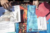 Petugas Kepolisian  menunjukkan sejumlah barang bukti saat gelar perkara Kasus Tindak Pidana Pencucian Uang (TPPU) terkait Miras oplosan Cicalengka di Yayasn SD SMP SMA Bhayangkari, Bandung, Jawa Barat, Kamis (5/7). Kepolisian Jawa Barat menjerat tersangka kasus miras oplosan Samsudin Simbolon dengan  TPPU pasal 3 Undang undang No 8 Tahun 2019 dan menyitas sejumlah aset seperti lima bidang tanah, kebun sawit dan uang sebanyak Rp. 65 juta yang diduga hasil pencucian uang  miras oplosan. ANTARA JABAR/Novrian Arbi/agr/18