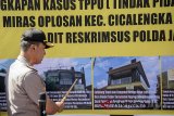 Kapolda Jawa Barat Irjen Pol Agung Budi Maryoto menunjukkan sejumlah aset dan barang bukti yang disita saat gelar perkara Kasus Tindak Pidana Pencucian Uang (TPPU) terkait Miras oplosan Cicalengka di Yayasn SD SMP SMA Bhayangkari, Bandung, Jawa Barat, Kamis (5/7). Kepolisian Jawa Barat menjerat tersangka kasus miras oplosan Samsudin Simbolon dengan  TPPU pasal 3 Undang undang No 8 Tahun 2019 dan menyitas sejumlah aset seperti lima bidang tanah, kebun sawit dan uang sebanyak Rp. 65 juta yang diduga hasil pencucian uang  miras oplosan.  ANTARA JABAR/Novrian Arbi/agr/18