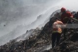 Petugas PMK berusaha memadamkan api yang membakar gunung sampah di TPA Supit Urang, Malang, Jawa Timur, Rabu (25/7). Kebakaran di TPA seluas 16 hektare tersebut mengakibatkan 4 kecamatan dilanda kabut asap dan diperkirakan baru bisa dipadamkan dalam lima hari karena kandungan gas metan. Antara jatim/Ari Bowo Sucipto/18.