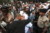 Sejumlah pengantar dan keluarga melepas jamaah calon haji di kantor Pemda Bogor, Jawa Barat, Kamis (19/7). Kelompok terbang (Kloter) 10 asal Kabupaten Bogor sebanyak 404 orang jemaah, dari jumlah keseluruhan calon haji berjumlah 3.363 orang. ANTARA JABAR/Yulius Satria Wijaya/agr/18.