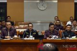 Kapolri Jenderal Pol Tito Karnavian (kedua kiri) didampingi Wakapolri Komjen Pol Syafruddin (kiri), Irwasum Polri Komjen Putut Eko Bayu Seno (kedua kanan) dan Kabaintelkam Polri Komjen Lutfi Lubihanto (kanan) mengikuti rapat kerja dengan Komisi III DPR di Kompleks Parlemen Senayan, Jakarta, Kamis (19/7/2018). Raker tersebut membahas kebijakan Polri dalam mengatasi aksi teror, penangangan terhadap anggota Polri yang menjadi korban di lapangan dan persiapan pengamanan penyelenggaraan Asian Games 2018. (ANTARA FOTO/Puspa Perwitasari)