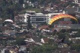 Atlet Paralayang Filiphina, Randell Buko Raymundo usai lepas landas dalam Kejuaraan Dunia Paralayang Akurasi di Gunung Banyak, Batu, Jawa Timur, Sabtu (14/7). Kejuaraan yang berlangsung selama tiha hari tersebut diikuti para atlet Paralayang Pelatnas Asian Games 2018 dari berbagai negara. Antara Jatim/Ari Bowo Sucipto/mas/18.