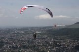 Atlet Paralayang Malaysia, Khioronahar Esa usai lepas landas dalam Kejuaraan Dunia Paralayang Akurasi di Gunung Banyak, Batu, Jawa Timur, Sabtu (14/7). Kejuaraan yang berlangsung selama tiha hari tersebut diikuti para atlet Paralayang Pelatnas Asian Games 2018 dari berbagai negara. Antara Jatim/Ari Bowo Sucipto/mas/18.